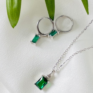 Emerald green and gold necklace and earrings, bridesmaid Jewelry set, huggie earrings and emerald necklace jewel, Jewelry set gift for her, image 5