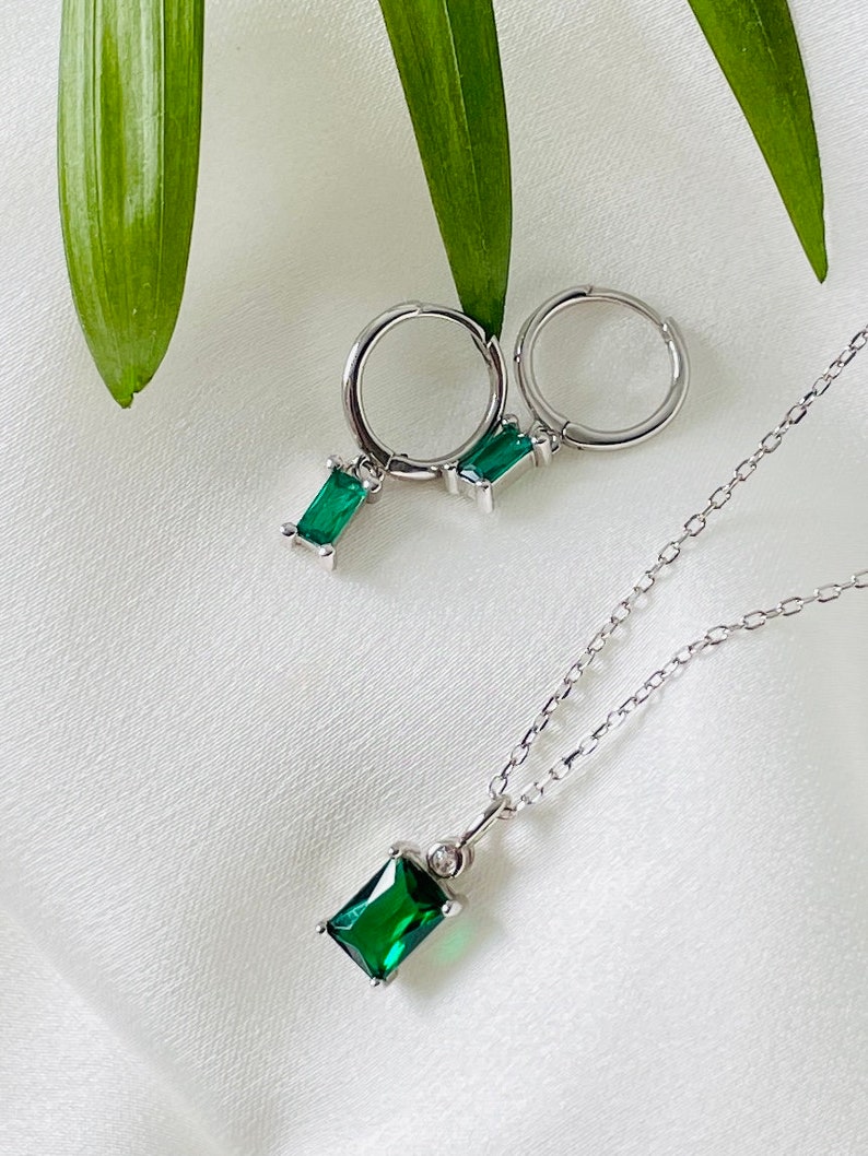 Emerald green and gold necklace and earrings, bridesmaid Jewelry set, huggie earrings and emerald necklace jewel, Jewelry set gift for her, image 5