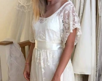 Uk14 Beautiful 1920s vintage style two-piece soft ivory-cream lace short sleeved floaty ethereal hippy festival rustic bridal wedding dress