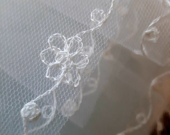 Original vintage 1980s elbow length vory tulle embroidered bridal wedding veil