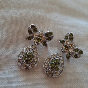 Beautiful emerald green glitzy twinkly sparkly gatsby silver embellished bow Edwardian bridal wedding earrings 20s 30s 40s 50s bride image 5