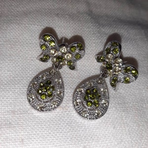 Beautiful emerald green glitzy twinkly sparkly gatsby silver embellished bow Edwardian bridal wedding earrings 20s 30s 40s 50s bride image 10