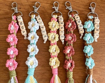 Macrame Daisy Keychain - Personalizable Macrame - Boho Keychain - Macrame Gift - Daisy Flower Macrame - Bridesmaid Gifts - Custom Name Gift