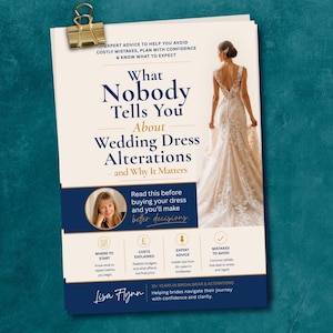Op de afbeelding: Een gedrukte gids getiteld What Nobody Tells You About Wedding Dress Alterations and Why It Matters, met een foto van een persoon in een witte kanten trouwjurk, een portret van Lisa Flynn en secties over kosten en deskundig advies.