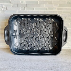 Daisy cake pan top