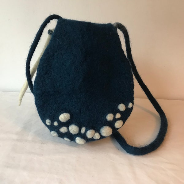 Élégant sac à bandoulière/corps croisé feutré humide – Tache bleue et blanche – Feutre de laine unique et fait à la main, design contemporain, laine pure