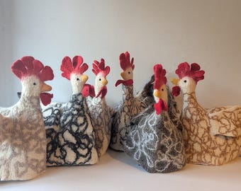 Grote natte vilten theemuts - kip - uniek cadeau voor theeliefhebber, handgemaakt wolvilt, tafelkunst