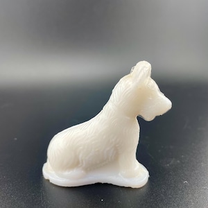Vintage L.E. Smith White Glass 2” figurka Scottie RZADKA