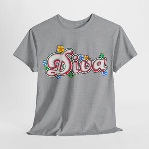 Puede incluir: Una camiseta gris con la palabra "Diva" en rojo, con una fuente de estilo burbuja con un contorno blanco. La palabra está rodeada de gráficos de flores coloridas en amarillo, azul y verde.
