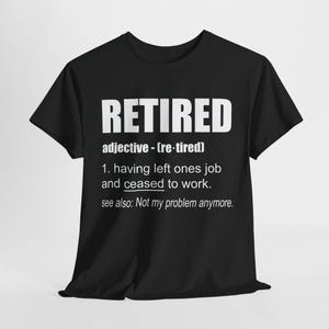 Może przedstawiać: Czarna koszulka z napisem "RETIRED" dużymi białymi literami. Poniżej znajduje się definicja słowa "retired" w białym tekście. Definicja zawiera frazę "To już nie mój problem."
