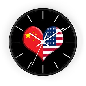 Puede incluir: Un reloj negro con un diseño en forma de corazón que presenta las banderas de China y los Estados Unidos. El reloj tiene agujas de hora y minuto blancas.