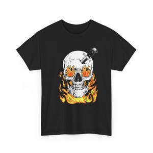 Camiseta espeluznante con calavera ardiendo y ojos de fuego, camiseta espeluznante con estilo de llama embrujada para Halloween.