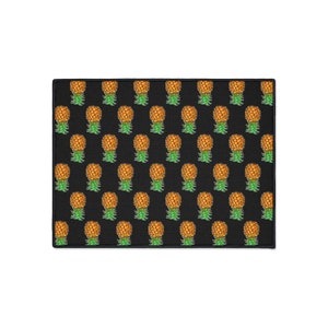 以下が含まれることがあります： 黒地に黒と黄色のパイナップルの模様。模様は画像全体に繰り返されています。