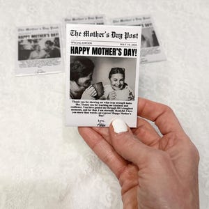 Może przedstawiać: Mała, prostokątna karta trzymana w dłoni, z projektem w stylu gazety. Nagł&oacute;wek brzmi "HAPPY MOTHER'S DAY!" ze zdjęciem i tekstem w stylu vintage. Karta jest wydaniem specjalnym z "The Mother's Day Post", z datą 10 maja 2026 r.