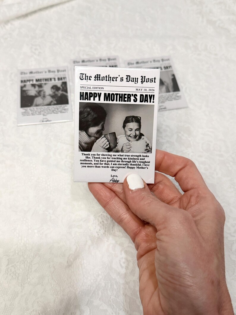 Może przedstawiać: Mała, prostokątna karta trzymana w dłoni, z projektem w stylu gazety. Nagł&oacute;wek brzmi "HAPPY MOTHER'S DAY!" ze zdjęciem i tekstem w stylu vintage. Karta jest wydaniem specjalnym z "The Mother's Day Post", z datą 10 maja 2026 r.