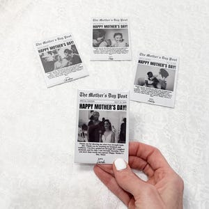 Może przedstawiać: Kilka małych, prostokątnych kart z gazetowym wzorem jest rozrzuconych na białej powierzchni. Karty zawierają tekst "The Mother's Day Post" i "Happy Mother's Day!" pogrubioną, czarną czcionką. Każda karta ma czarno-białe zdjęcie.