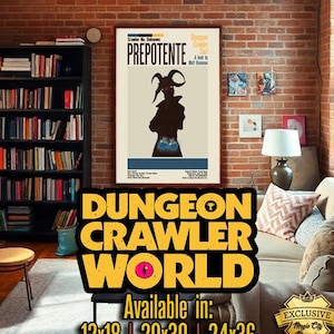Może przedstawiać: Oprawiony plakat z tytułem "PREPOTENTE" i sylwetką z rogami, będący częścią serii "Dungeon Crawler World". Dostępny w rozmiarach 30x46 cm, 51x76 cm i 61x91 cm. Plakat jest eksponowany w pokoju z ceglaną ścianą i regałem na książki.