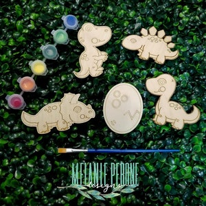 Puede incluir: Un conjunto de cinco formas de dinosaurio de madera sin terminar y un huevo, listos para ser pintados. El conjunto incluye un pincel y seis peque&ntilde;os frascos de pintura de varios colores.