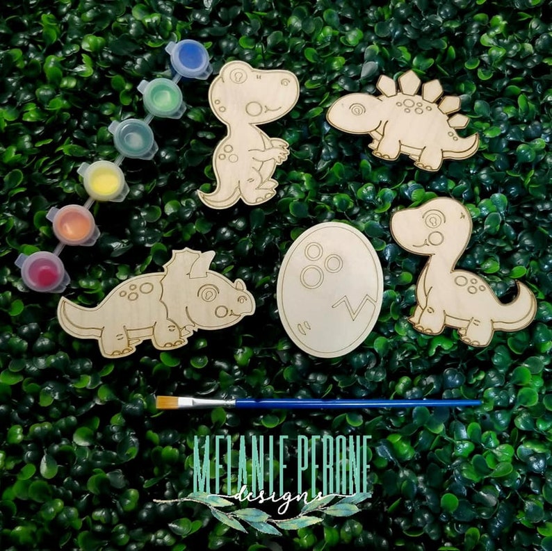 Puede incluir: Un conjunto de cinco formas de dinosaurio de madera sin terminar y un huevo, listos para ser pintados. El conjunto incluye un pincel y seis peque&ntilde;os frascos de pintura de varios colores.