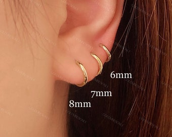 Aretes de aro simples y diminutos • Aretes delicados de oro de 14 k • Aretes de aro Huggie • Aretes estampados • Aretes minimalistas • Regalo para ella