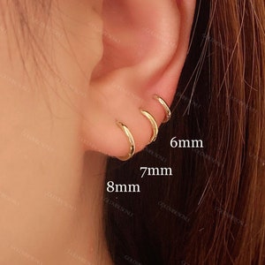 Petites créoles simples Boucles d'oreilles délicates en or 14 carats Créoles Huggie Boucles d'oreilles à motifs Boucles d'oreilles minimalistes Cadeau pour elle image 1