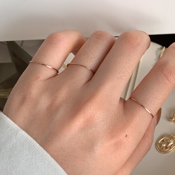 Bande fine en or 18 carats • Bague délicate simple empilable • minuscule or rose délicat minimaliste