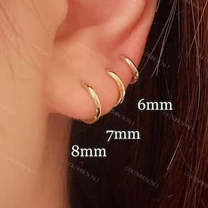 Piccoli orecchini a cerchio semplici • Orecchini delicati in oro 14k • Orecchini a cerchio Huggie • Orecchini fantasia • Orecchini minimalisti •