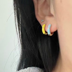 カラフルで明るいフープ ハギー イヤリング • 14K ゴールドの繊細なイヤリング • ハギー フープ イヤリング • イヤリング • ミニマリスト イヤリング • 彼女へのギフト