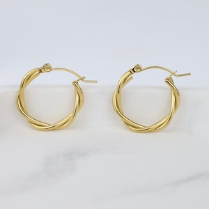 Twist Gold 18k Gold Hoop Earrings •  Hypoallergenic Titanium Fill •  18k Gold Plated Simple Dainty •  Minimalist