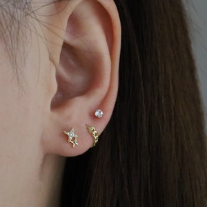 Parure de boucles d'oreilles en cristal délicates avec gemme de couleur • Petites boucles d'oreilles en gold filled 18 carats hypoallergénique • Cadeau simple pour elle