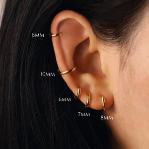 Petites créoles simples Boucles d'oreilles délicates en or 14 carats Créoles Huggie Boucles d'oreilles à motifs Boucles d'oreilles minimalistes Cadeau pour elle image 4