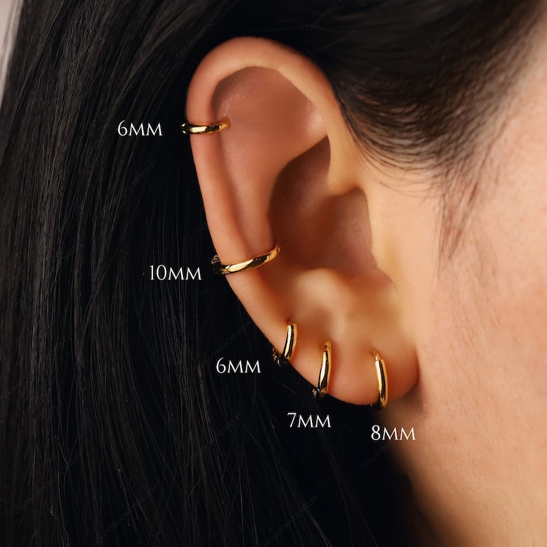 Petites créoles simples Boucles d'oreilles délicates en or 14 carats Créoles Huggie Boucles d'oreilles à motifs Boucles d'oreilles minimalistes Cadeau pour elle image 4