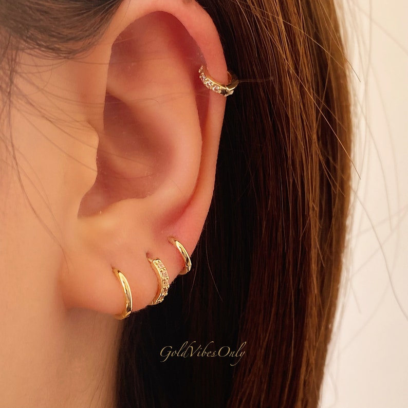 Petites créoles simples Boucles d'oreilles délicates en or 14 carats Créoles Huggie Boucles d'oreilles à motifs Boucles d'oreilles minimalistes Cadeau pour elle image 3