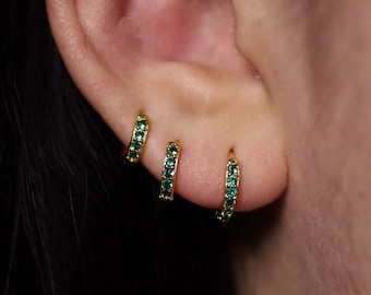 Boucles d'oreilles vertes Emerald Pave Huggie Hoop • Boucles d'oreilles délicates pavées d'or 18 carats • Boucles d'oreilles Huggie Hoops • Boucles d'oreilles • Minimaliste • Cadeau pour elle