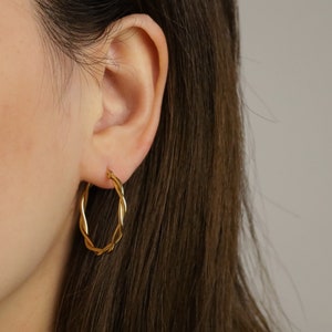 ツイストゴールド 18k • ゴールドフープイヤリング • 低刺激性チタンフィル • 18k ゴールドメッキシンプル • 上品なミニマリスト