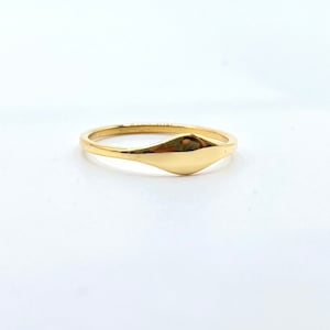 細いゴールドバンド • 上品な 18k リング • 繊細でシンプルなシグネット • 重ね付けできる小さなゴールド • 上品なミニマル