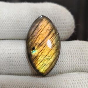 Natuurlijke multi-flits labradoriet: marquise geslepen, 19 kt (16 x 29 x 5 mm)
