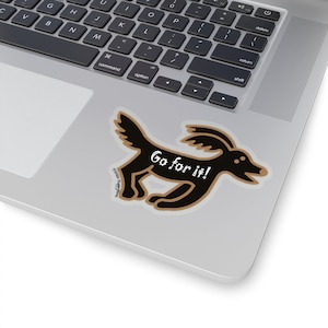Pode incluir: Adesivo preto e branco de um cão correndo com o texto "Go for it!" em um laptop.