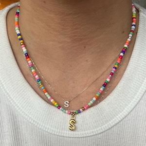Collar de cuentas con iniciales multicolores / Iniciales / Mamá / Regalo para mamá / Niños / Cuentas / Regalos / Colorido / Verano