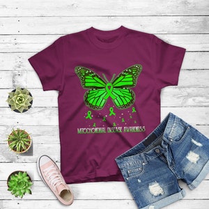 Mitocondrial Disease Awareness Camiseta de Mariposa Maroon