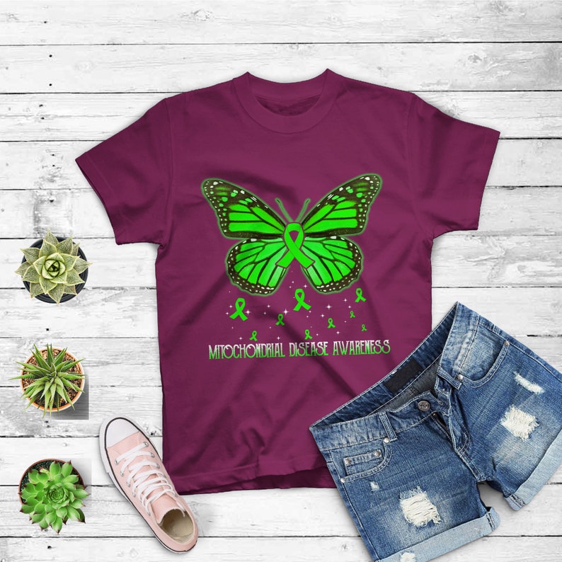 Mitocondrial Disease Awareness Camiseta de Mariposa Maroon