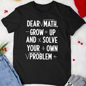 Könnte beinhalten: Schwarzes T-Shirt mit weißem Text, der lautet: "Liebe √Mathe, -Werd+Erwachsen und ×Löse Dein ÷Eigenes √Problem+"