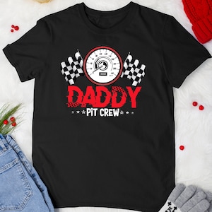 Könnte beinhalten: Schwarzes T-Shirt mit einer rot-weißen karierten Flagge, einem Tachometer und dem Text "Daddy Pit Crew" in Rot.