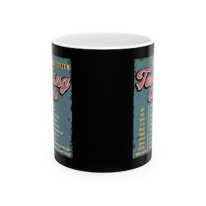 Peut inclure: Une tasse en céramique noire avec un bord blanc. La tasse présente un design de style vintage avec le texte "Texing Code" en rose et jaune. Le texte "Senior Citizen" est sur le côté gauche de la tasse en rose et jaune. La tasse liste des abréviations courantes de textos.