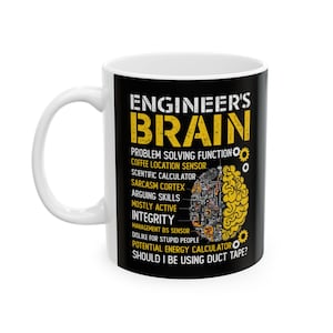 Könnte beinhalten: Eine weiße Keramik-Kaffeetasse mit schwarzem Henkel. Die Tasse hat einen schwarzen Hintergrund mit weißem und gelbem Text, der "Engineer's Brain" lautet. Der Text ist eine Liste von Eigenschaften des Gehirns eines Ingenieurs, darunter "Problem Solving Function", "Coffee Location Sensor", "Scientific Calculator", "Sarcasm Cortex", "Arguing Skills", "Mostly Active", "Integrity", "Management BS Sensor", "Dislike for Stupid People", "Potential Energy Calculator" und "Should I be using duct tape?" Eine gelbe und schwarze Illustration eines Gehirns mit Zahnrädern und Drähten befindet sich auf der rechten Seite der Tasse.