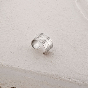 Bijou d'oreille en argent sterling 925, large Bijou d'oreille finition organique, Contour d'oreille, Bijou d'oreille Darya pour femme