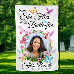 Elle vole avec des papillons, drapeau du jardin commémoratif, célébration des funérailles de la vie, drapeau en souvenir, modèle de drapeau du jardin Reposez-vous dans la paix,