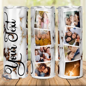 Pode incluir: Um copo branco com um design de mármore e glitter dourado. O copo tem uma colagem de fotos de uma família, incluindo um casal, um grupo de amigos e uma mãe e filha.