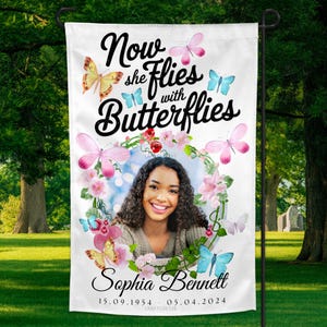 Elle vole avec des papillons, drapeau du jardin commémoratif, célébration des funérailles de la vie, drapeau en souvenir, modèle de drapeau du jardin Reposez-vous dans la paix,