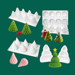 以下が含まれることがあります： クリスマスツリー型のデザートを焼くためのシリコンモールドのセットです。モールドは白で、伝統的なクリスマスツリー、星、雪の結晶など、さまざまなデザインが施されています。画像には、緑と赤のクリスマスツリーなど、完成したデザートもいくつかあります。